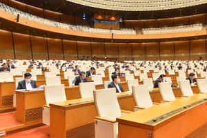 Các đại biểu tham dự phiên họp toàn thể trực tuyến chiều 30/10 tại điểm cầu Nhà Quốc hội. Ảnh Quốc hội.