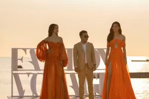 Hoa hậu Đỗ Mỹ Linh, Lương Thuỳ Linh cùng nhà thiết kế Lê Thanh Hoà chào kết thúc màn trình diễn.