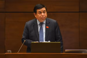 Bộ trưởng Bộ Kế hoạch và Đầu tư nhiệm kỳ 2016-2021 Nguyễn Chí Dũng giải trình làm rõ một số vấn đề đại biểu Quốc hội quan tâm. Ảnh: Quang Khánh.