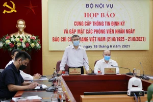 Thứ trưởng Bộ Nội vụ Nguyễn Trọng Thừa chủ trì buổi họp báo và gặp mặt.