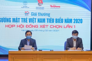 Chủ trì buổi họp Hội đồng lần 1.
