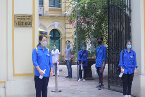 Thời tiết nắng nóng cũng không nhụt chí của các tình nguyện viên.