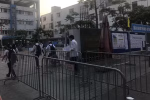 Những hàng rào chắn nhằm đảm bảo an toàn cho thí sinh.