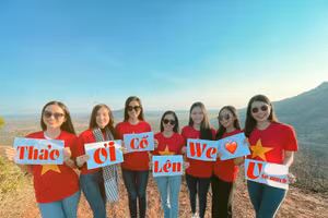 Dàn hậu đồng loạt cổ vũ cho Á hậu Ngọc Thảo.