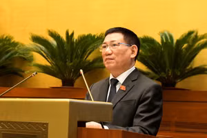 Bộ trưởng Bộ Tài chính Hồ Đức Phớc, thừa ủy quyền của Thủ tướng Chính phủ trình bày Tờ trình về dự án Luật Kinh doanh bảo hiểm (sửa đổi).