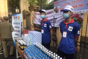 Tình nguyện viên đã sẵn sàng hỗ trợ cho các thí sinh.