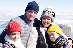 Diva Hồng Nhung chia sẻ hình ảnh người đàn ông ở Mỹ dành cử chỉ thân mật cho cô và cặp song sinh của cô – hai bé Tôm, Tép.