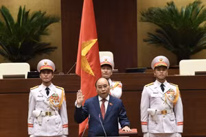 Chủ tịch nước Nguyễn Xuân Phúc tuyên thệ nhậm chức sáng ngày 26/7. Ảnh: Quang Khánh.