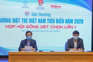 Chủ trì buổi họp Hội đồng lần 1.