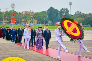 
Các đồng chí Lãnh đạo Đảng, Nhà nước, Quốc hội, Mặt trận Tổ quốc Việt Nam và các đại biểu Quốc hội tới đặt vòng hoa và vào Lăng viếng Chủ tịch Hồ Chí Minh.