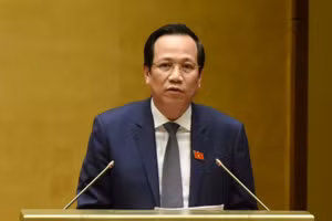 Bộ trưởng Bộ LĐ-TB&XH trình bày báo cáo tình hình thực hiện chính sách, chế độ bảo hiểm xã hội, quản lý và sử dụng quỹ bảo hiểm xã hội năm 2020. Ảnh: Quang Khánh.