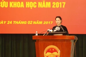 Chủ tịch Quốc hội Nguyễn Thị Kim Ngân nói chuyện với cán bộ của Học viện Chính trị Quốc gia Hồ Chí Minh. Ảnh: Báo CAND