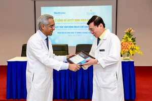 GS. Ganesh Manoharan, đại diện Medtronic trao chứng nhận cho GS.TS.BS Võ Thành Nhân - Trưởng khoa Tim mạch (Bệnh viện Đa khoa Quốc tế Vinmec Central Park)