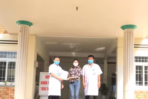 Ngành Y tế trao chứng nhận khỏi bệnh và cho BN 7186 xuất viện theo quy định.