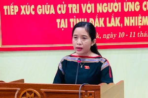 Ứng viên đại biểu Quốc hội khóa XV Lê Thị Thanh Xuân trả lời các câu hỏi trong đợt tiếp xúc cử tri trên địa bàn tỉnh Đắk Lắk theo hình thức trực tuyến.