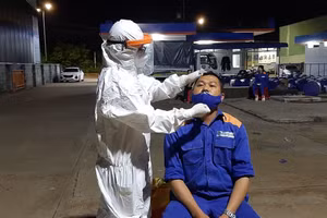 Cơ quan chức năng lấy mẫu xét nghiệm đối cho các trường hợp tiếp xúc với N.T.H. ngay trong tối 17/7.