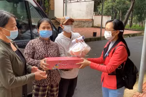 Giọt nước mắt hạnh phúc ngày trở về của các thợ hồ