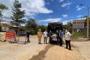 Nhóm thiện nguyện trao nhu yếu phẩm hỗ trợ bà con vùn tâm dịch xã Cư Pui (huyện Krông Bông)