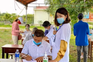 Các lực lượng chức năng làm việc tại chốt kiểm soát phòng, chống dịch Covid-19 xã Hòa Phú (TP. Buôn Ma Thuột).