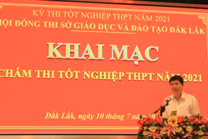 Giám đốc Sở GD-ĐT Phạm Đăng Khoa phát biểu.