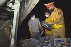 Lực lượng chức năng kiểm tra số lượng thuốc lá lậu.