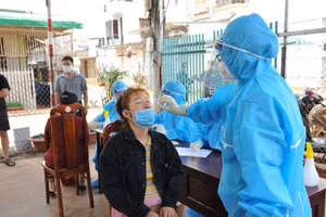 Cơ quan chức năng lấy mẫu xét nghiệm cho người dân khu vực cách ly.