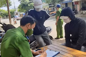 Lực lượng chức năng của TP. Buôn Ma Thuột lập biên bản xử phạt những người vi phạm các quy định về việc thực hiện Chỉ thị 16 trên địa bàn.