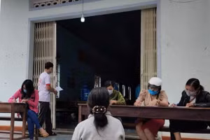 Cán bộ, giáo viên của trường THPT Lắk và THPT Nguyễn Chí Thanh sẽ được test nhanh kháng nguyên SARS-CoV-2 trước khi lên đường làm nhiệm vụ coi thi ở các địa phương khác (ảnh: Quang Định).