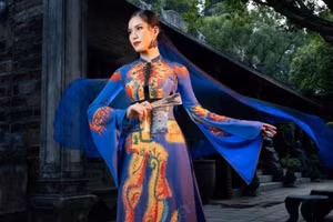  Áo dài "Giấc mơ" trình diễn trong buổi họp báo giới thiệu Lễ hội Áo dài Thành phố Hồ Chí Minh 2022.