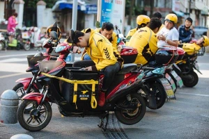 Ngày càng có nhiều thạc sĩ làm shipper ở Trung Quốc. Ảnh: AFP.