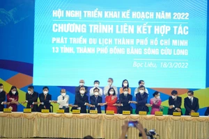 Lãnh đạoTP Hồ Chí Minh và 13 tỉnh, thành ĐBSCL ký kết Quy chế phối hợp thực hiện Chương trình Liên kết hợp tác phát triển du lịch. 