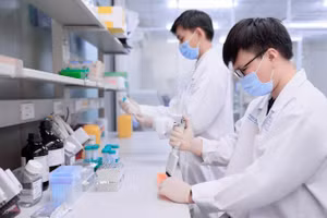 Tiến hành xét nghiệm tầm soát ung thư sớm tại phòng LAB của Gene Solutions.