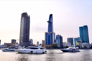 Tour du thuyền hạng sang trên sông Sài Gòn sau khi khảo sát, dự kiến có giá từ 5 - 10 triệu đồng/khách cho 3 giờ. Ảnh: Thế Anh.