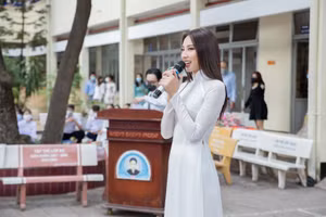 Hoa hậu Thùy Tiên xinh đẹp giản dị trong tà áo dài ngày trở về thăm trường xưa