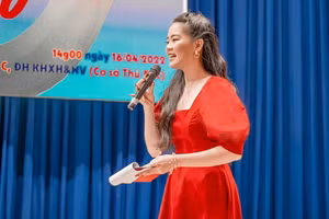 Tôn Cát Tường, sinh viên khoa Du lịch, Trường ĐH KHXH&NV (ĐHQG TPHCM), được các bạn trẻ biết đến là một gương mặt nữ sinh tài năng khi sở hữu kênh TikTok hoành tráng và biết tạo dấu ấn trong vai trò MC.