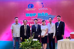 Các đại biểu chụp ảnh lưu niệm tại buổi họp báo.