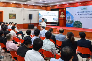 Giám đốc ĐHQGHN Lê Quân đối thoại cùng sinh viên.