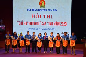 Trao cờ lưu niệm cho các đơn vị tham gia Hội thi 'Chỉ huy Đội giỏi' cấp tỉnh.