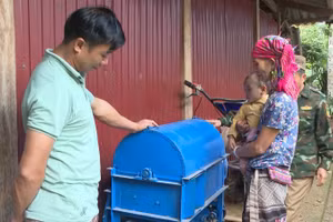 Người Lự ở xã Nặm Tăm được hỗ trợ nông cụ sản xuất.