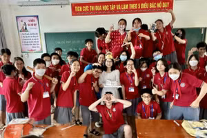 Cô Ngọc (áo trắng) được học sinh tổ chức sinh nhật trên lớp.