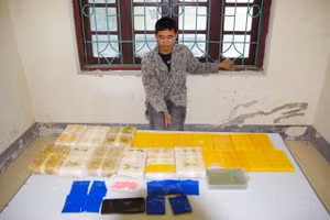 Lường Văn Vui cùng tang vật bị bắt giữ.