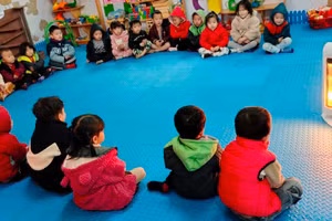 Trường Mầm Non Sử Pán giữ ấm cho trẻ bằng lò sưởi.