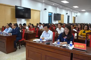 Các đại biểu tham dự Khai mạc Hội thi giáo viên dạy giỏi thành phố Điện biên Phủ.