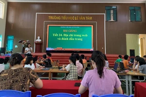 Dự giờ tiết học chuyên đề tại lớp 3A5, trường Tiểu học Lê Văn Tám.