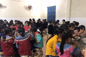 Bữa cơm của học sinh trường phổ thông DTBT Tiểu học số 1 Quan Hồ Thẩn.