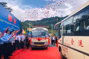 Tuyến xe khách từ thành phố Lai Châu sang huyện Kim Bình được khai thác từ ngày 13/6.