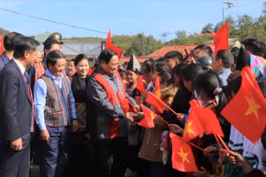 Thủ tướng Phạm Minh Chính cùng Đoàn công tác thăm hỏi học sinh trên địa bàn xã Sà Dề Phìn.