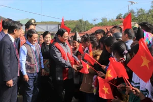 Thủ tướng Phạm Minh Chính cùng Đoàn công tác thăm hỏi học sinh trên địa bàn xã Sà Dề Phìn.