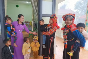 Giáo viên trường Mầm non xã Thu Lũm đón trẻ đến trường.