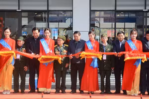 Cắt băng khánh thành Dự án đầu tư xây dựng mở rộng Cảng hàng không Điện Biên.